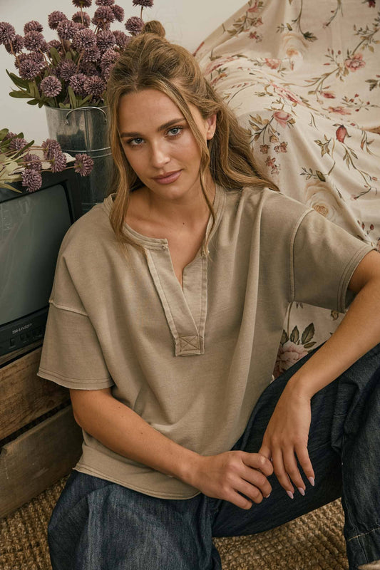 SPLIT NECK RAW EDGE SHORT SLEEVE TOP