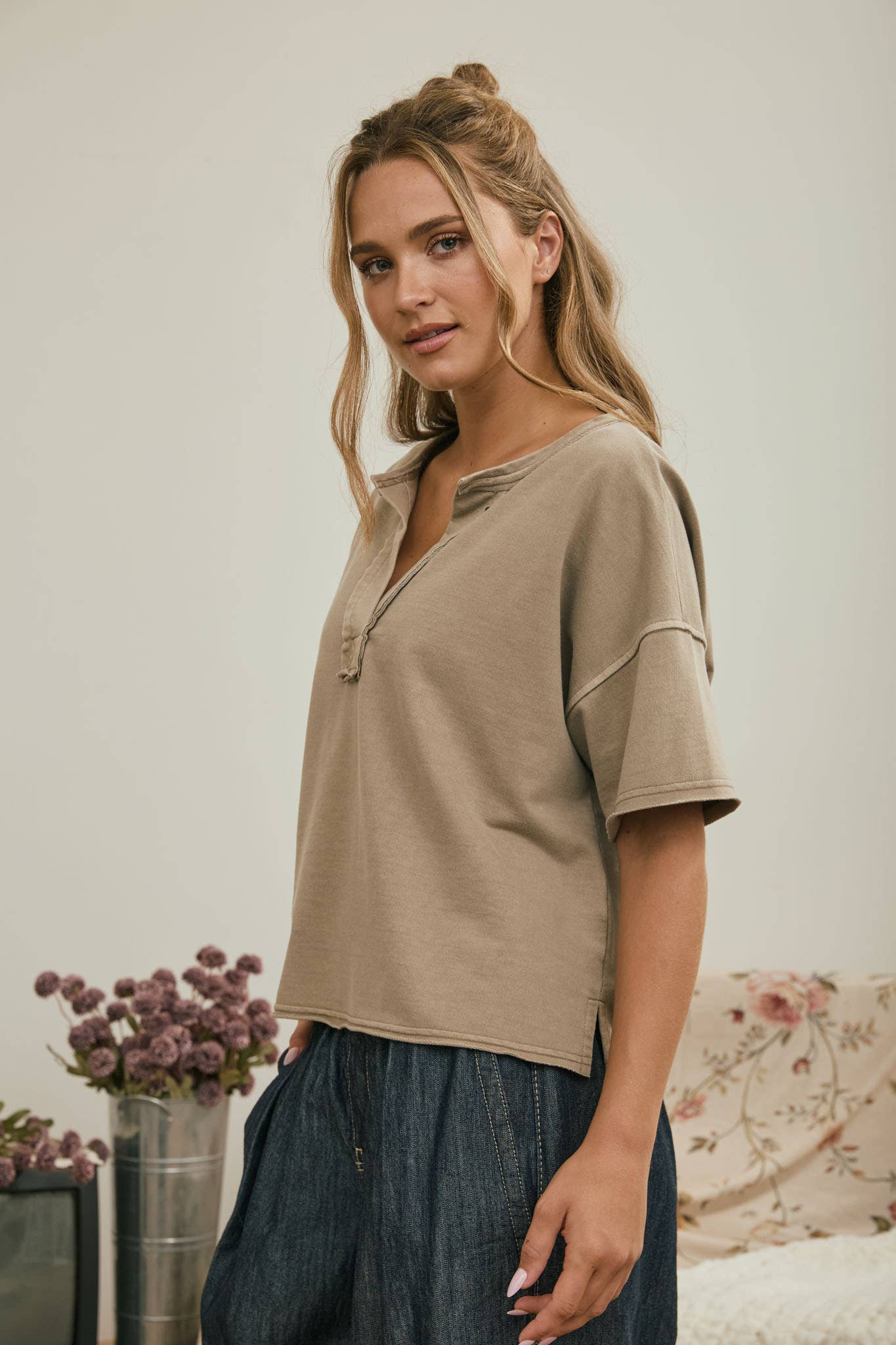 SPLIT NECK RAW EDGE SHORT SLEEVE TOP