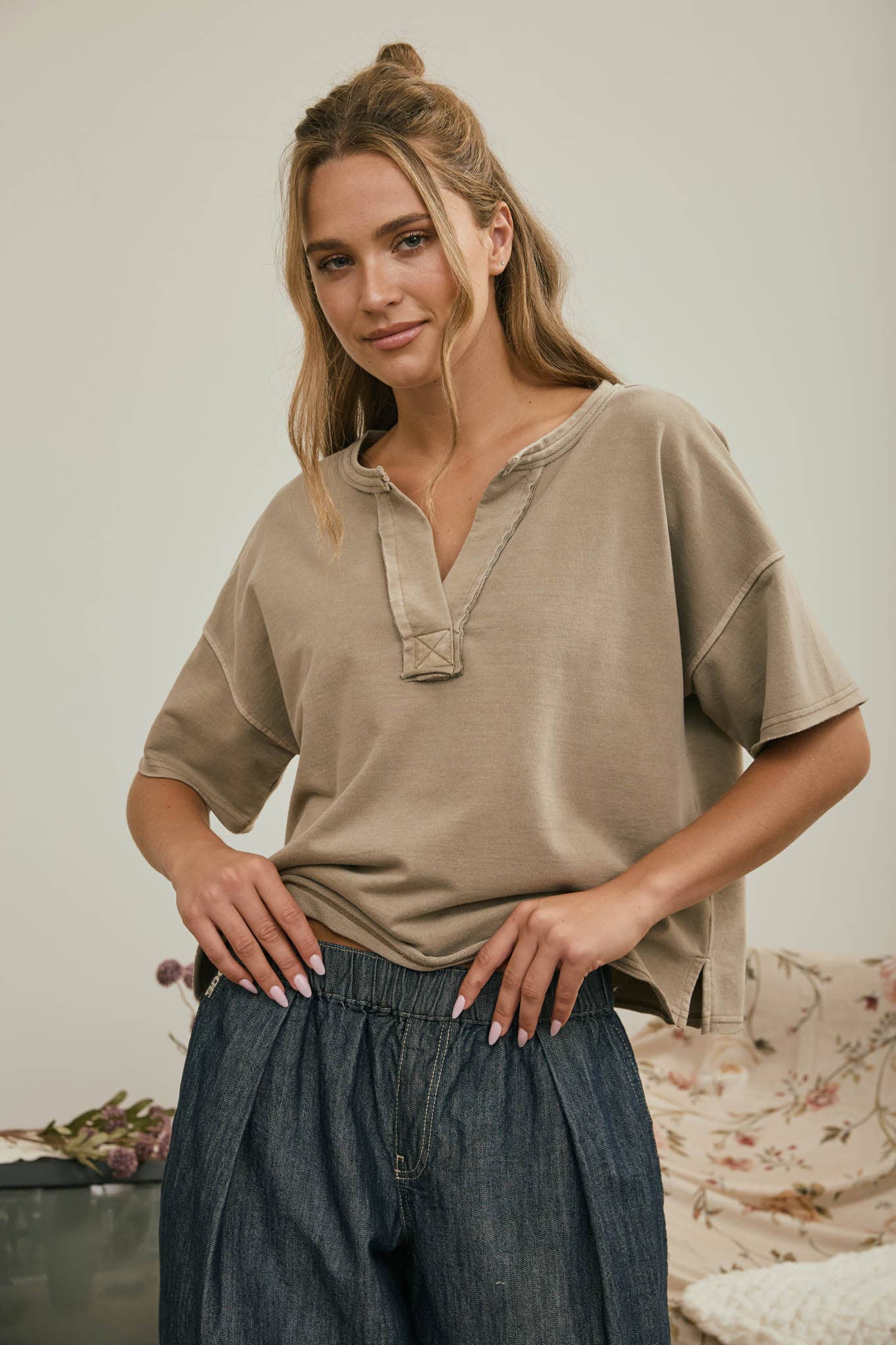 SPLIT NECK RAW EDGE SHORT SLEEVE TOP