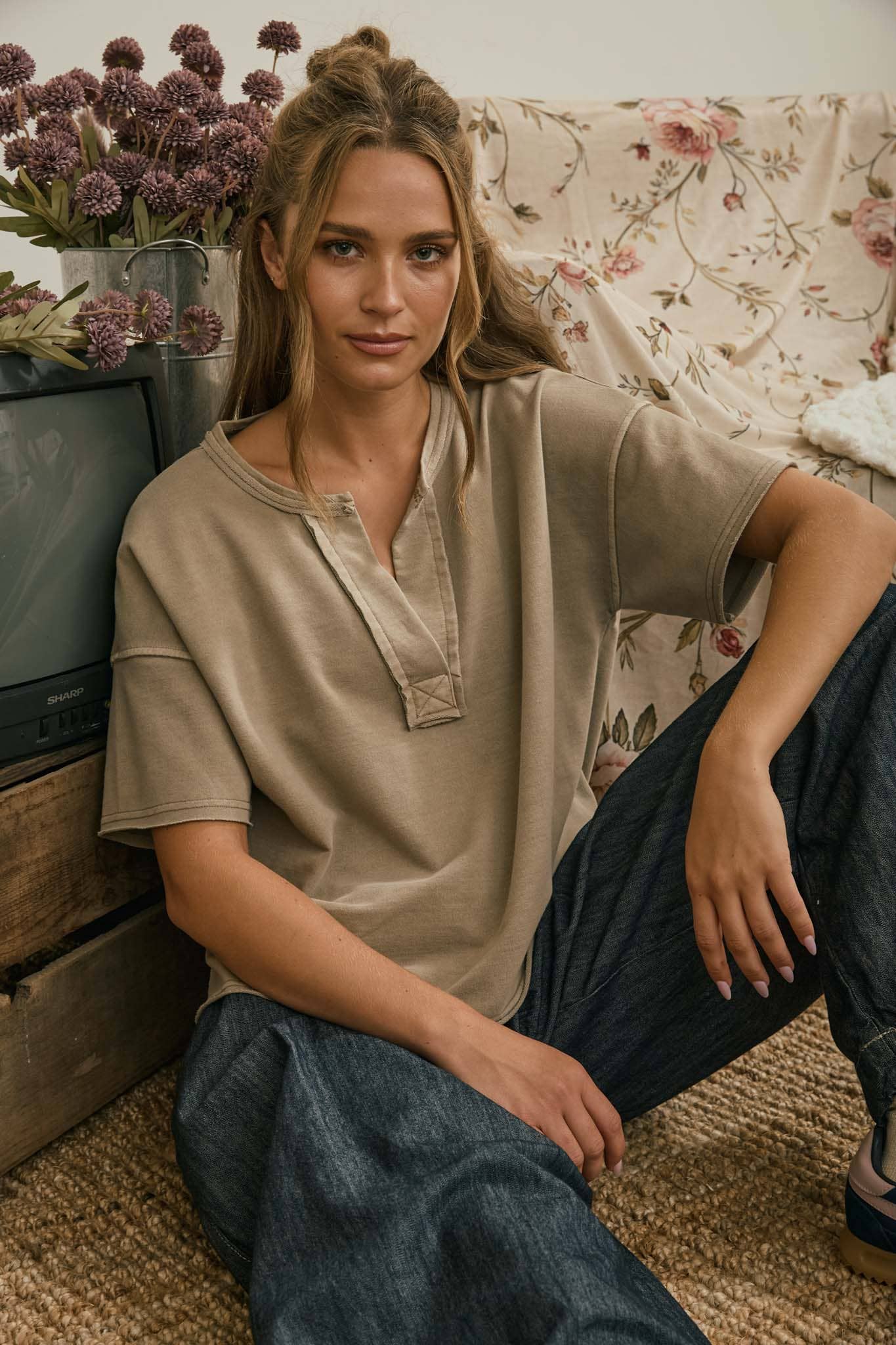 SPLIT NECK RAW EDGE SHORT SLEEVE TOP
